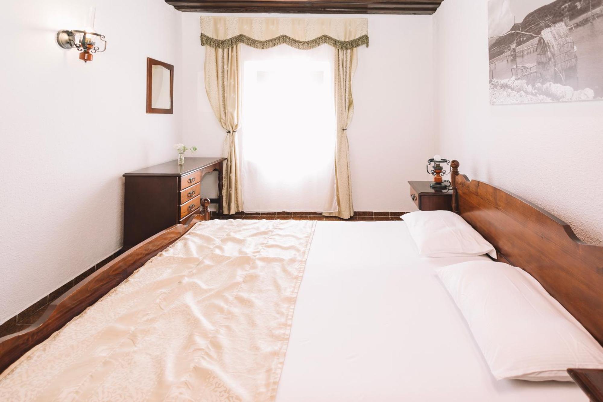 Kulla E Balshajve Hotel Ulcinj Buitenkant foto